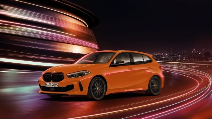 M135i xDrive 프리즘 파이어 오렌지