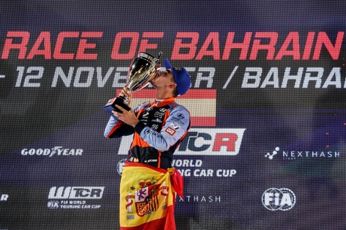 11월11일~12일 열린 '2022 WTCR' 바레인 대회에서 BRC 현대 N 스쿼드라 코르세팀 미켈 아즈코나 선수가 우승을 차지하고 기뻐하는 모습