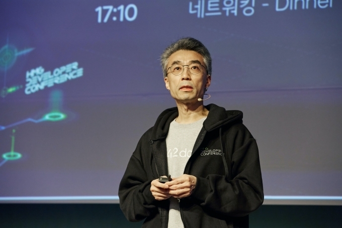 현대차그룹 자율주행사업부 장웅준 전무가 제2회 hmg 개발자 컨퍼런스에서 자율주행 기술 개발 현황을 발표하고 있다.