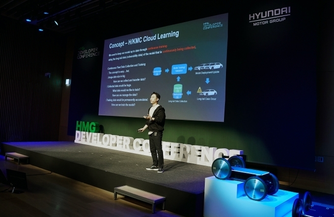 현대차그룹 자율주행SW개발1팀 서해진 파트장이제2회 hmg 개발자 컨퍼런스에서 Cloud Learning 시스템에 대해 발표하고 있다.