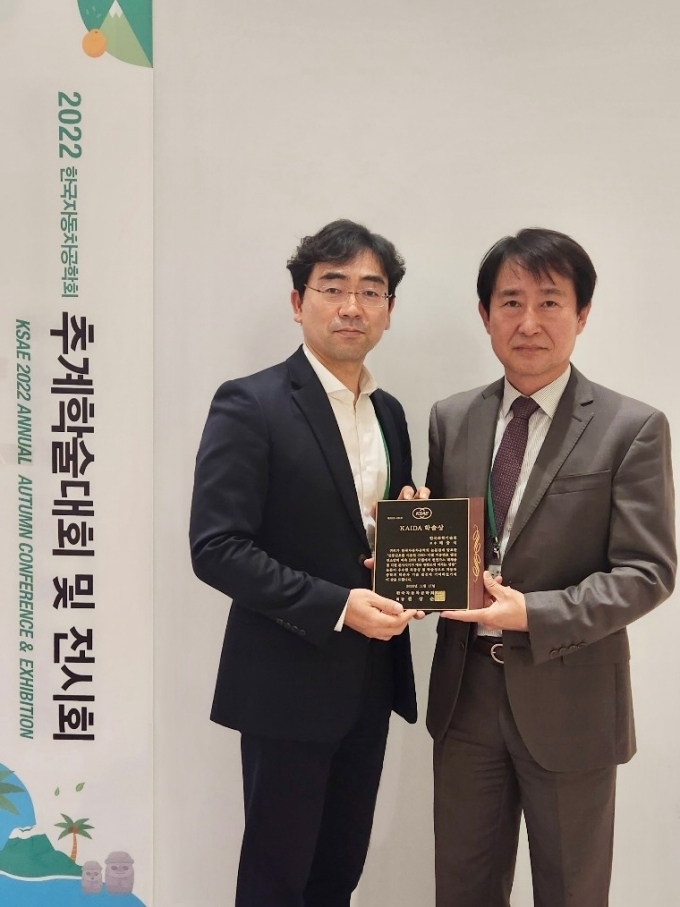 (좌측부터) KAIDA 박주선 상무, KAIST 배충식 교수가 기념촬영을 하고 있다.