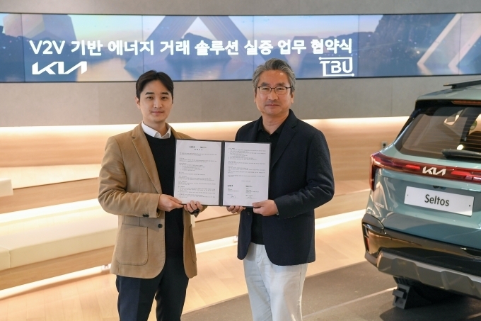 21일 백상진 티비유(TBU) 대표(왼쪽), 윤승규 기아 국내eBiz솔루션 실장(오른쪽)이 업무협약 체결 후 기념사진 촬영하고 있는 모습