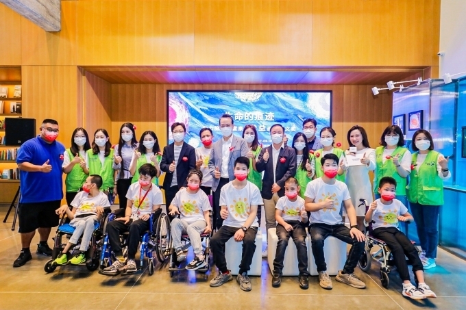 지난 9월 현대모터스튜디오 중국에서 진행된 뇌성마비 아동 재활센터 그림전시회에 현대차그룹(중국) 이혁준 전무(뒷줄 왼쪽 8번째) 등 임직원들이 참석해 사진 촬영하는 모습