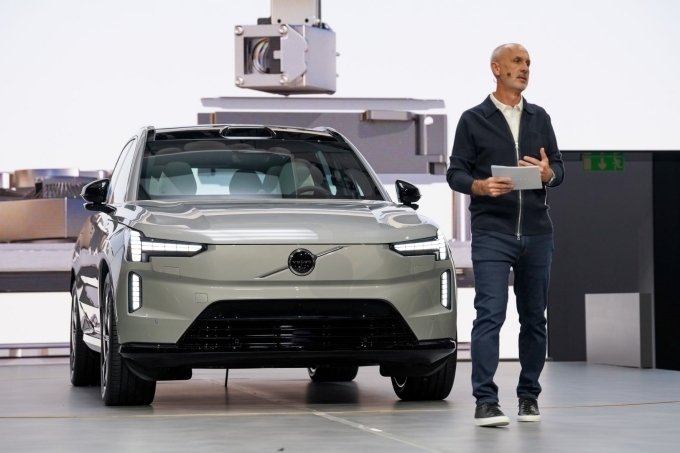볼보자동차 최고경영자 짐 로완과 신형 Volvo EX90.