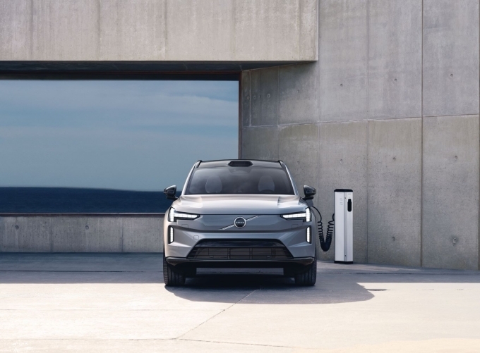 볼보자동차의 순수 전기 플래그십 SUV인 신형 Volvo EX90