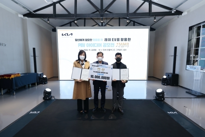 (왼쪽부터) 전미현 커스터마이징 부문 대상 수상 기업 (주)용산 책임연구원, 김상대 기아 eLCV비즈니스사업부장, 김덕래 (주)용산 전무