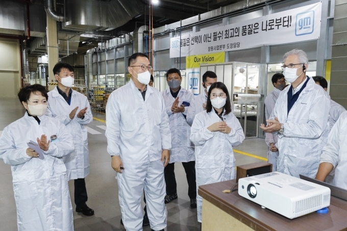 로베르토 렘펠 GM 한국사업장 사장을 비롯한 GM 한국사업장 최고위 임원진들이 창원공장을 방문, 차세대 글로벌 신제품 무결점 생산 위한 막바지 점검을 하고 있다.