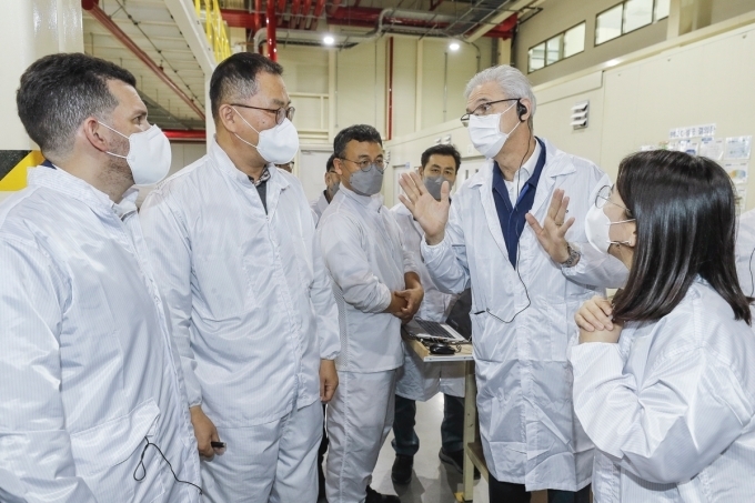로베르토 렘펠 GM 한국사업장 사장을 비롯한 GM 한국사업장 최고위 임원진들이 창원공장을 방문, 차세대 글로벌 신제품 무결점 생산 위한 막바지 점검을 하고 있다.