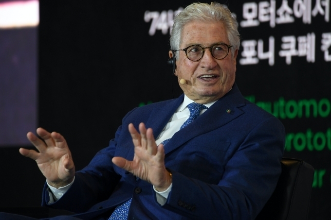 디자인 토크 행사에서 이야기하는 조르제토 주지아로