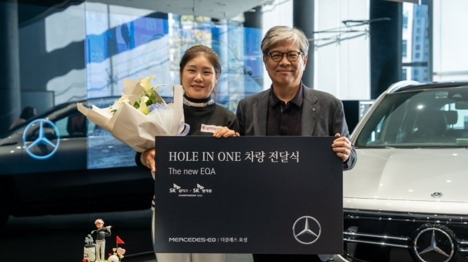 더클래스 효성 이철승 대표(오른쪽)와 이소영 선수가 기념촬영을 하고 있다.