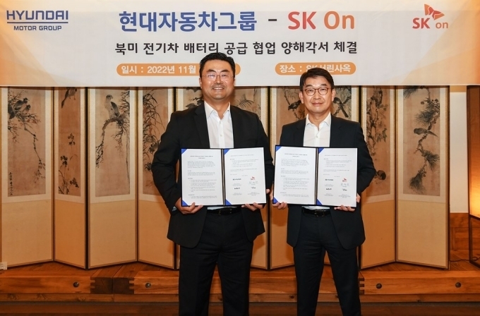 현대차그룹 기획조정실 미래성장기획실장∙EV사업부장 김흥수 부사장(왼쪽)과 SK온 최영찬 경영지원총괄(오른쪽)이 북미 전기차 배터리 공급 협력을 위한 업무협약(MOU)을 체결하고 포즈를 취하고 있는 모습.