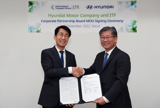 (사진 왼쪽부터) 김동욱 현대차그룹 부사장, 김영태 OECD 국제교통포럼(ITF) 사무총장이 기념 촬영을 하는 모습