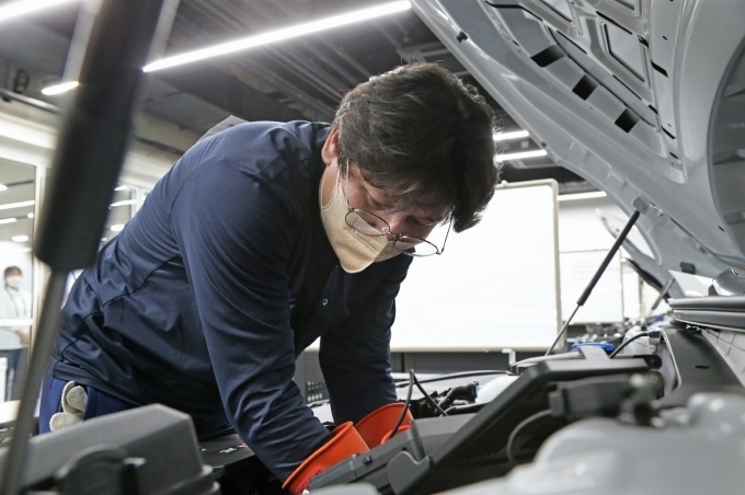 ‘2022 그랜드마스터 인증 평가’에 응시한 최우수 엔지니어가 현대차 천안 글로벌러닝센터에서 2차 실기 시험을 치르고 있는 모습.