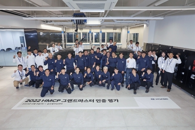‘2022 그랜드마스터 인증 평가’에 응시한 최우수 엔지니어들이 현대차 서울 글로벌러닝센터에서 기념 촬영을 하는 모습.