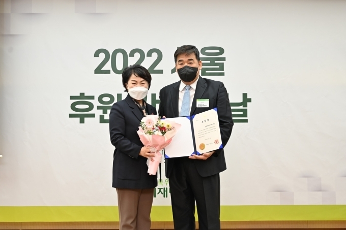 (왼쪽부터) 김선순 서울시 여성가족정책실장과 강진구 금호타이어 경영지원팀장이 표창장을 들고 포즈를 취하고 있다.