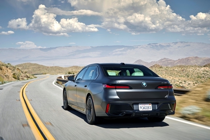 BMW 뉴 i7 xDrive60 M 스포츠 패키지