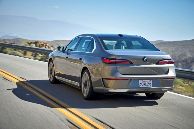 BMW 뉴 i7 xDrive60 디자인 퓨어 엑설런스