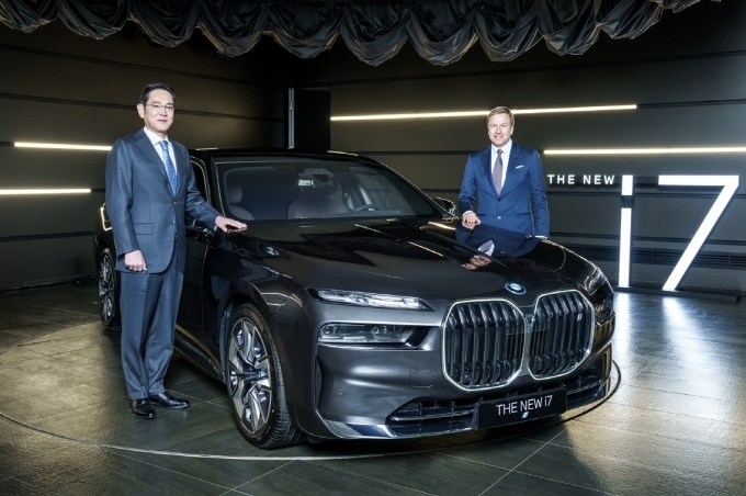 (좌측부터) 이재용 삼성전자 회장, 올리버 집세 BMW 그룹 회장이 BMW 뉴 i7과 함께 기념촬영을 하고 있다.
