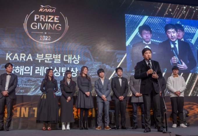 지난 15일 서울 그랜드 워커힐 호텔에서 열린 ‘KARA 프라이즈 기빙 2022’ 행사에서 ‘올해의 레이싱팀’ 타이틀 수상을 기념해 조항우 한국 아트라스비엑스 모터스포츠 감독이 수상소감을 발표하고 있다.