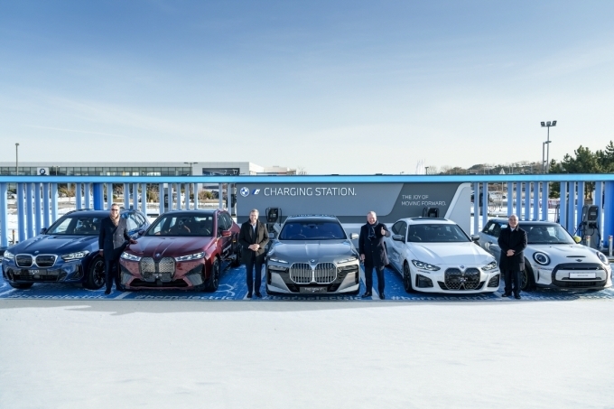 (왼쪽부터) 막시밀리안 슈베르 BMW 그룹 커뮤니케이션 총괄 부사장, 올리버 집세 BMW 그룹 회장, 장-필립 파랑 BMW 그룹 아태지역 동유럽 중동 및 아프리카 총괄 수석 부사장, 한상윤 BMW 그룹 코리아 대표이사 사장