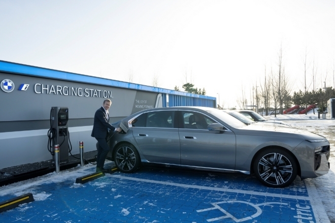 올리버 집세 BMW 그룹 회장과 BMW 뉴 i7