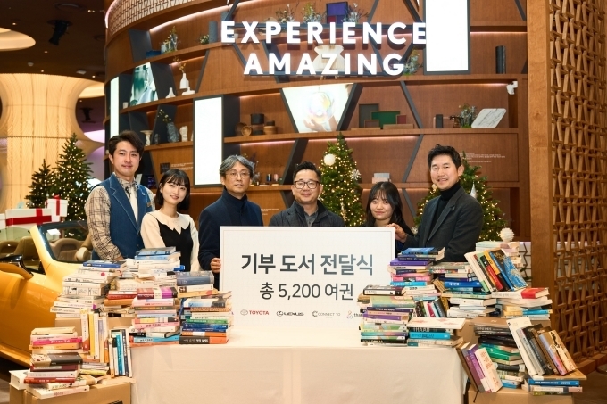 (왼쪽부터) 커넥트투 김연섭 헤드커넥터, 땡스기브 최하늘 간사, 커넥트투 정충기 대표, 이음진로작은도서관 이재형 부관장, 땡스기브 박예은 간사, 한국토요타자동차 이병진 상무