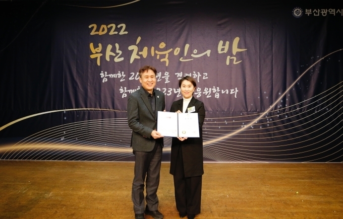 29일 부산광역시체육회 주관으로 열린 ‘부산 체육인의 밤’ 행사에서 메르세데스-벤츠 코리아 조혜원 부장(우)이 부산광역시 김기환 문화체육국장(좌)으로부터 ‘부산체육유공’ 부산광역시장 표창을 수상하고 있다