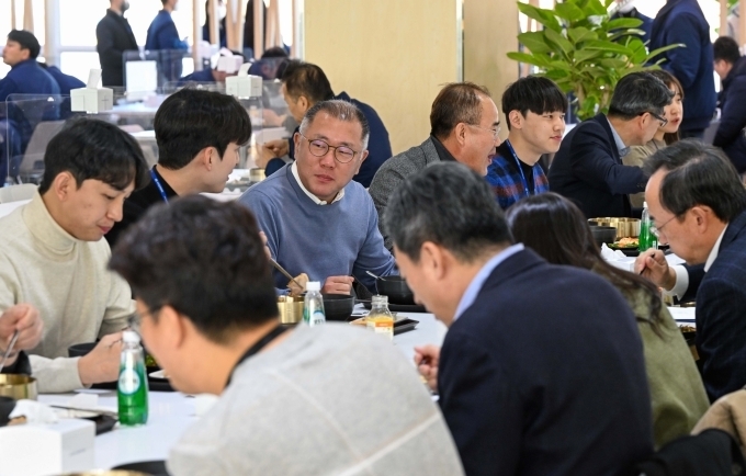 현대자동차그룹은 3일 현대차·기아 남양연구소에서 타운홀 미팅 방식의 신년회를 개최했다. 신년회가 끝난 뒤 정의선 현대차그룹 회장이 사내식당에서 직원들과 점심을 함께 하며 대화를 나누고 있는 모습
