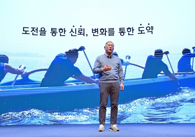 현대자동차그룹은 3일 현대차·기아 남양연구소에서 타운홀 미팅 방식의 신년회를 개최했다. 정의선 현대차그룹 회장은 새해 메시지에서 "2023년을 『도전을 통한 신뢰와 변화를 통한 도약』의 한 해로 삼아, 어려운 환경을 극복하고 보다 나은 미래를 향해 함께 나아가려 한다"고 밝혔다.