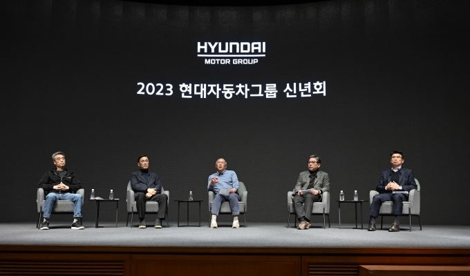 현대자동차그룹은 3일 현대차·기아 남양연구소에서 타운홀 미팅 방식의 신년회를 개최했다. 정의선 현대차그룹 회장(가운데), 장재훈 현대차 사장(오른쪽에서 두번째), 송호성 사장(오른쪽에서 첫번째), 박정국 연구개발본부 사장(오른쪽에서 네번째), 송창현 TaaS본부 사장(오른쪽에서 다섯번째)이 직원들에게 새해 메시지와 사업 방향성 및 비전을 공유하고, 직원들의 질의에 적극적으로 답하고 있는 모습.