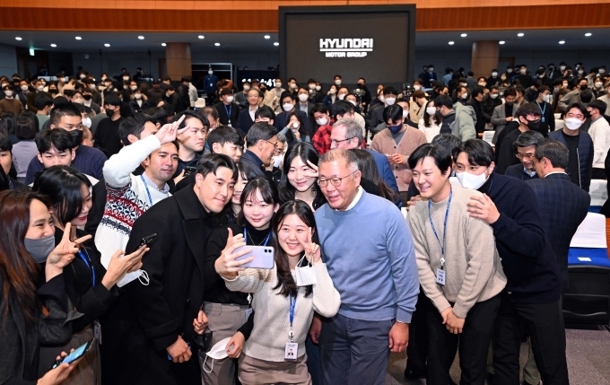 현대자동차그룹은 3일 현대차·기아 남양연구소에서 타운홀 미팅 방식의 신년회를 개최했다. 신년회 자리에서 정의선 현대차그룹 회장이 직원들과 셀카를 찍고 있는 모습