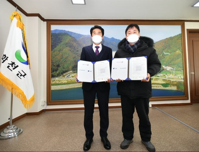 지난 5일 강원도 화천군청에서 개최된 협약식에 추한빈 쌍용자동차 경기/강원지역본부장(사진 왼쪽 두번째) 최문순 화천군수(사진 왼쪽 세번째)가 경품으로 제공되는 소형SUV 티볼리 전달식을 진행하며 포즈를 취하고 있다.