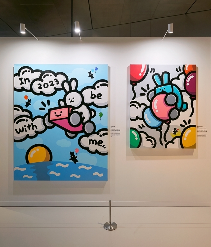 MobED와 B.B.래빗의 신비로운 여행 展 캔버스 아트 2종 ‘Be With Me’(왼쪽), ‘Fantastic Duo’(오른쪽)