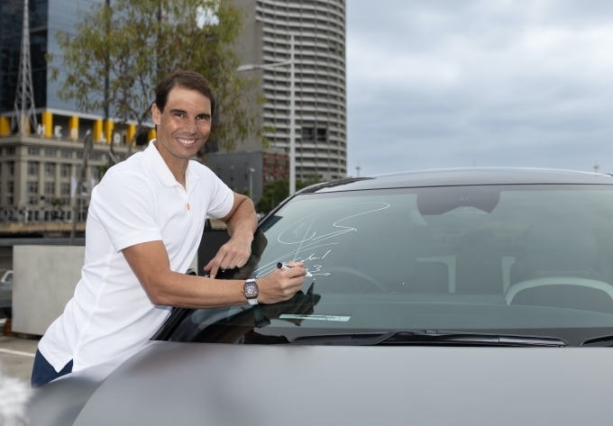 라파엘 나달(Rafael Nadal) 선수가 호주오픈 공식차량 전달식에서 기념 사진을 촬영하고 있는 모습