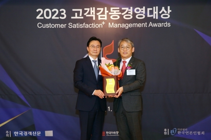 볼보그룹코리아가 3년연속 ‘고객감동경영대상’을 수상했다. 12일 시상식에는 볼보건설기계 국내영업서비스 부문 총괄 임재탁 부사장이 참석해 대상 수상의 기쁨을 누렸다.