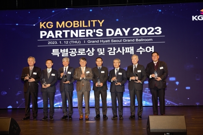 쌍용자동차가 파트너사와의 상생협력과 동반 성장을 도모하기 위해 회사의 경영 현황 및 사업 비전 등을 공유하는 ‘2023년 파트너스 데이’를 가졌다. 곽재선 회장이 파트너사 대표들에게 감사패를 전달했다. (사진 왼쪽 4번째 곽재선 회장, 왼쪽 2번째 경기산업 박경배 신임 파트너스 회장)
