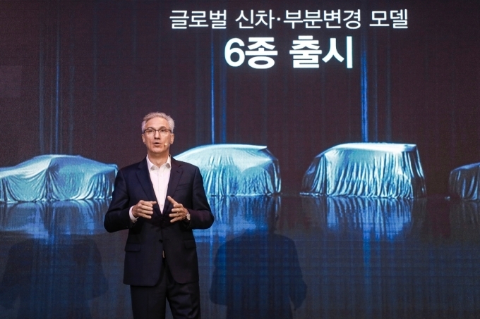2023 제너럴 모터스 기자간담회에서 스피치 중인 로베르토 렘펠 GM 한국사업장 사장