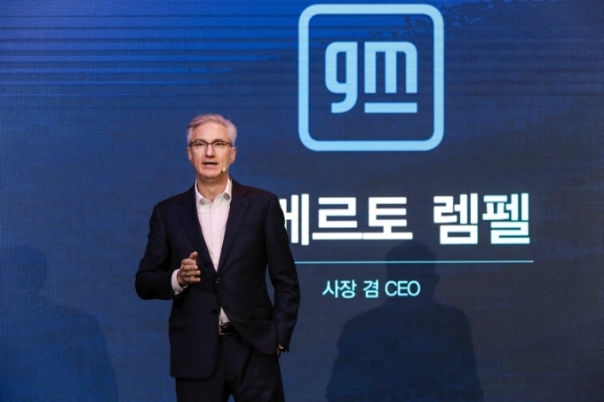 2023 제너럴 모터스 기자간담회에서 스피치 중인 로베르토 렘펠 GM 한국사업장 사장