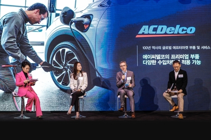 2023 제너럴 모터스 기자간담회 패널 세션. 왼쪽부터 윤명옥 홍보부문 전무, 정정윤 최고마케팅책임자, 카를로스 미네르트 영업·서비스 부문 부사장, 채명신 디지털 비즈니스팀 상무