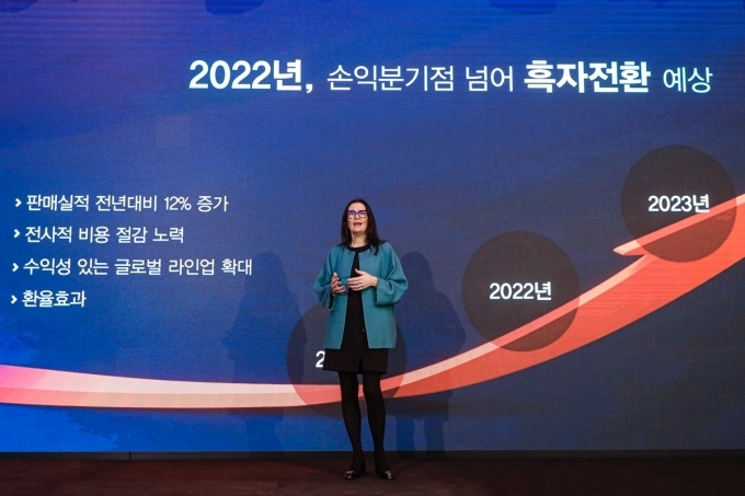 2023 제너럴 모터스 기자간담회에서 스피치 중인 에이미 마틴 최고재무책임자