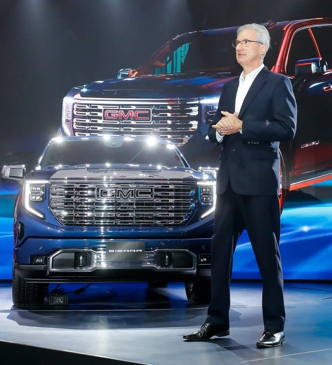GMC 시에라 미디어 쇼케이스 행사장에서 스피치 중인 로베르토 렘펠 GM 한국사업장 사장