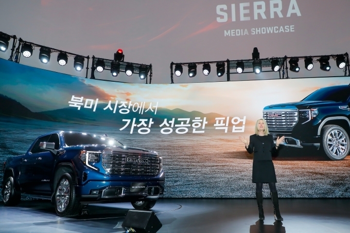 GMC 시에라 미디어 쇼케이스 행사장에서 스피치 중인 몰리 펙 글로벌 GMC&뷰익 최고마케팅책임자