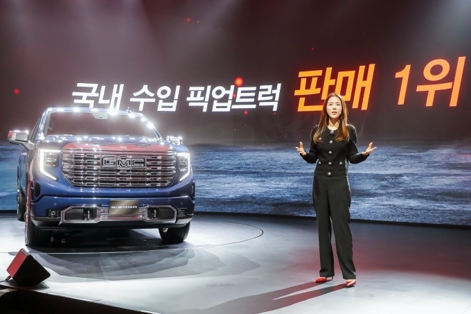 GMC 시에라 미디어 쇼케이스 행사장에서 스피치 중인 정정윤 최고마케팅책임자