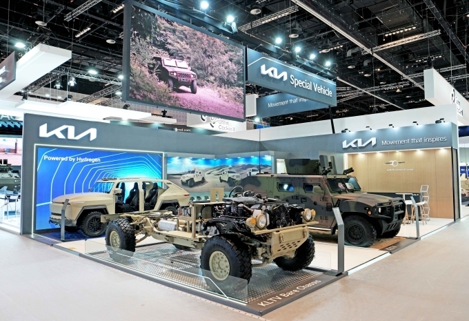 'UAE IDEX 2023' 방산전시회 기아관에 전시된 (왼쪽부터) 수소 ATV 콘셉트카, 베어샤시 소형전술차량, 기갑수색 소형전술차량