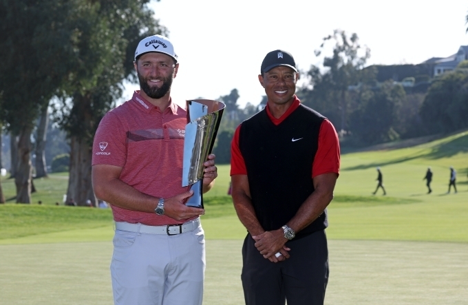 '2023 제네시스 인비테이셔널' 우승자 존 람(Jon Rahm, 왼쪽)이 우승 트로피를 들고 타이거 우즈(Tiger Woods)와 기념촬영을 하는 모습.