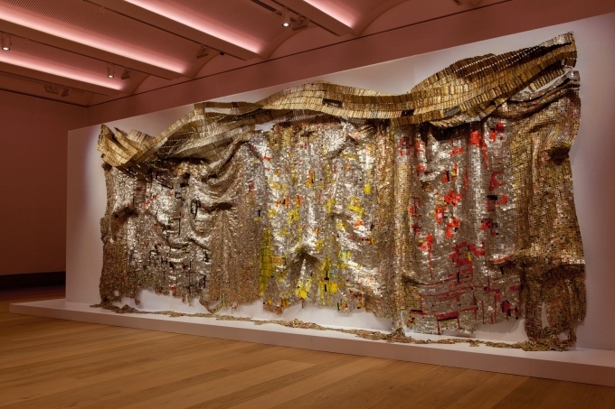 엘 아나추이의 작품, 출처: El Anatsui, Skylines?, 2008. © El Anatsui. Private Collection. Courtesy the Artist and October Gallery, London. Photo © Jonathan Greet