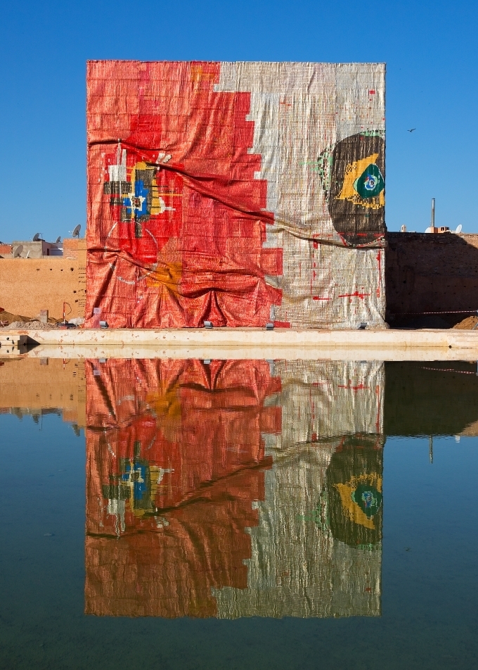 엘 아나추이의 작품, 출처: El Anatsui, Kindred Viewpoints, 2016. Image courtesy Marrakech Biennale 6, NOT NEW NOW. Photo © Jens Martin