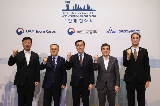 (왼쪽부터) 현대건설 기술연구원 박영준 상무, 이상률 항공우주연구원장, 어명소 국토교통부 2차관, 현대차 AAM본부 신재원 사장, KT 경영기획부문 박종욱 사장