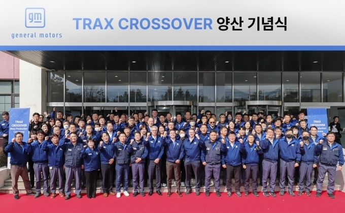 로베르토 렘펠 사장을 비롯한 GM 한국사업장 최고 리더십, 김준오 전국금속노조 한국지엠지부 지부장 등이 창원공장 직원들과 함께 기념촬영을 하고 있다.