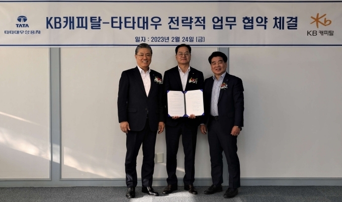 타타대우상용차와 KB캐피탈이 전략적업무협약을 체결했다. 좌로부터 타타대우상용차 김방신 사장, KB캐피탈 황수남 대표이사, 타타대우상용차판매 김정우 대표